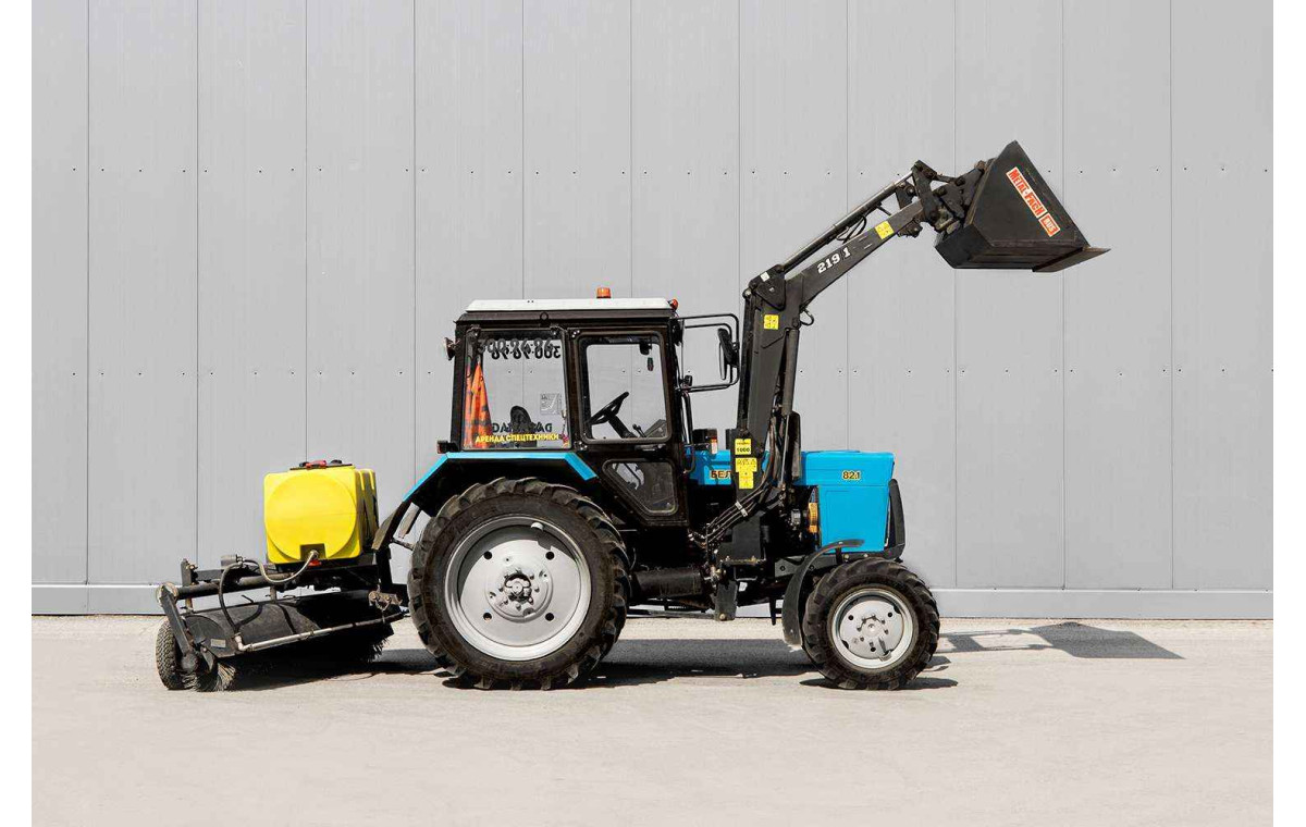 Аренда трактора Беларус МТЗ – с щеткой и баком